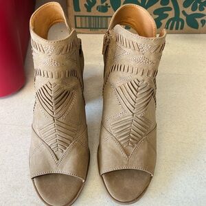 Universal thread size 9 boots